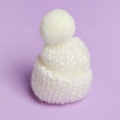 Шапка для игрушек вязанная с помпоном, цвет белый  фото на сайте Hobbymir.ru